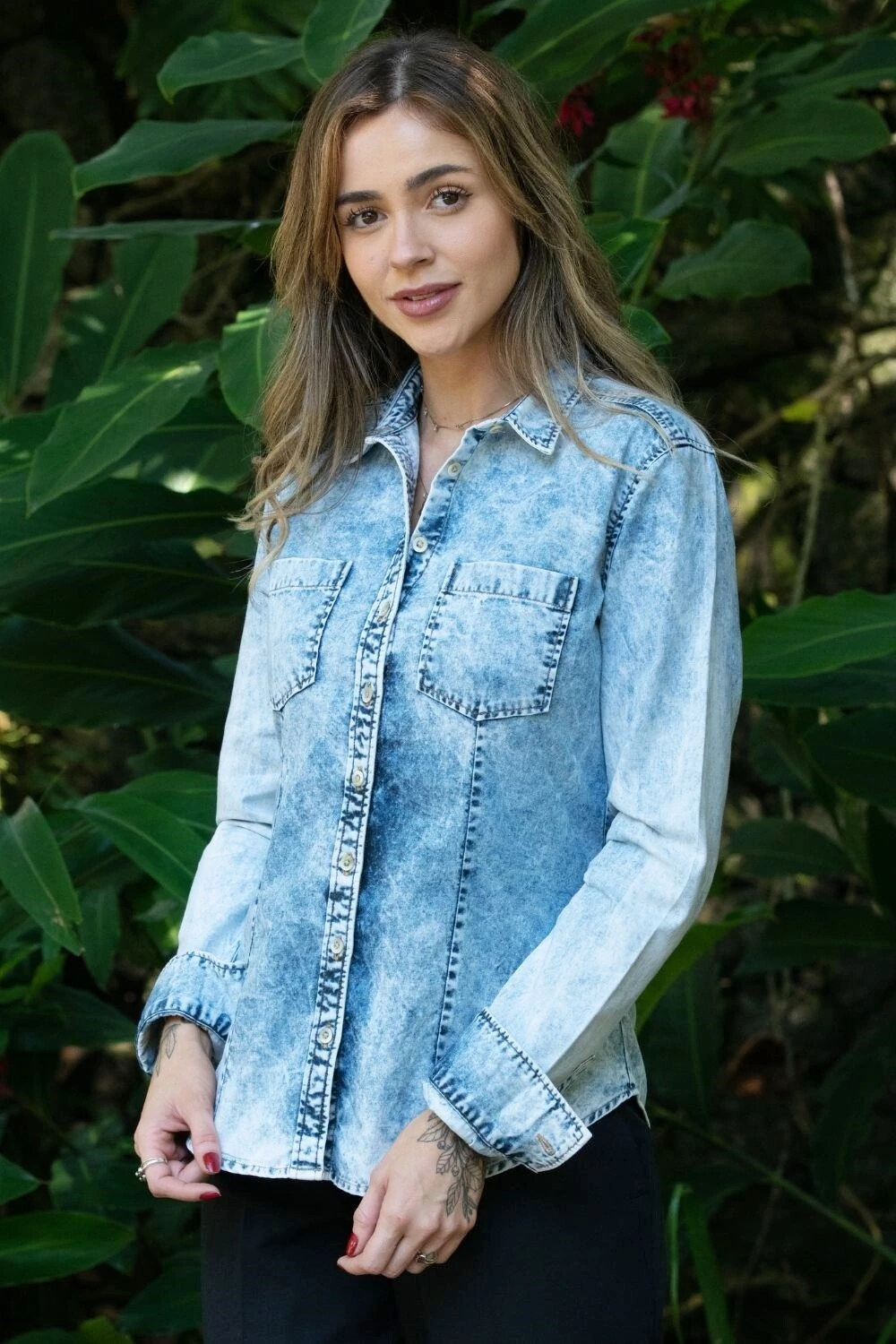 camisa jeans feminina branca lavagem clara