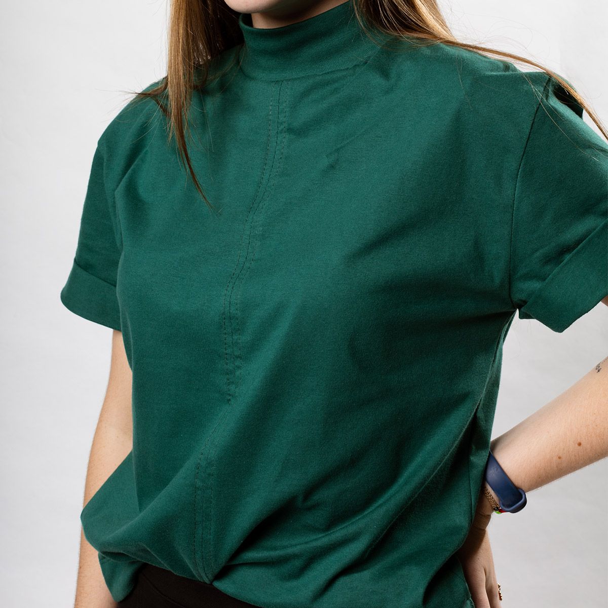 camiseta feminina gola alta manga curta
