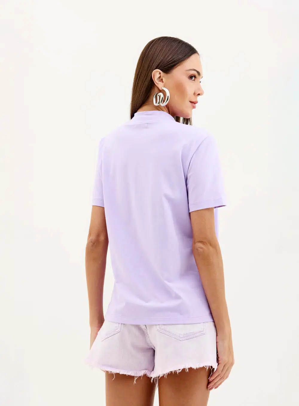 camiseta feminina gola alta sustentável