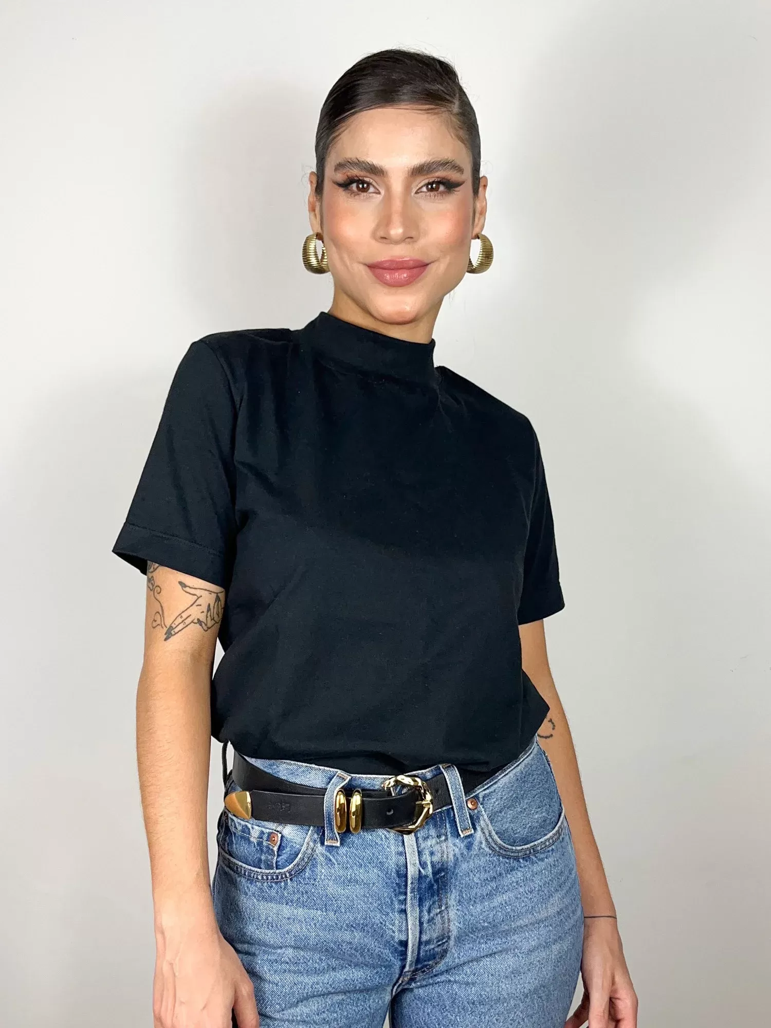 camiseta feminina gola alta tecido tecnológico