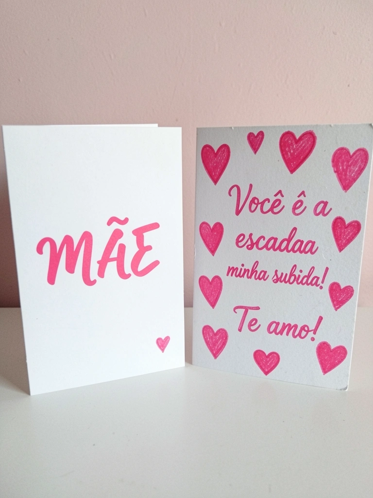 Dois cartões lado a lado, um minimalista em tons neutros e outro colorido com estampa floral.