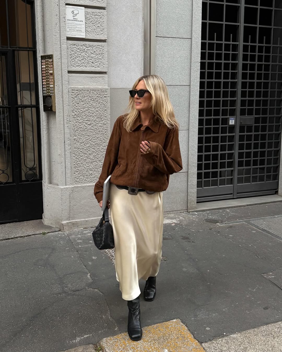 combinar bota com saia midi calor