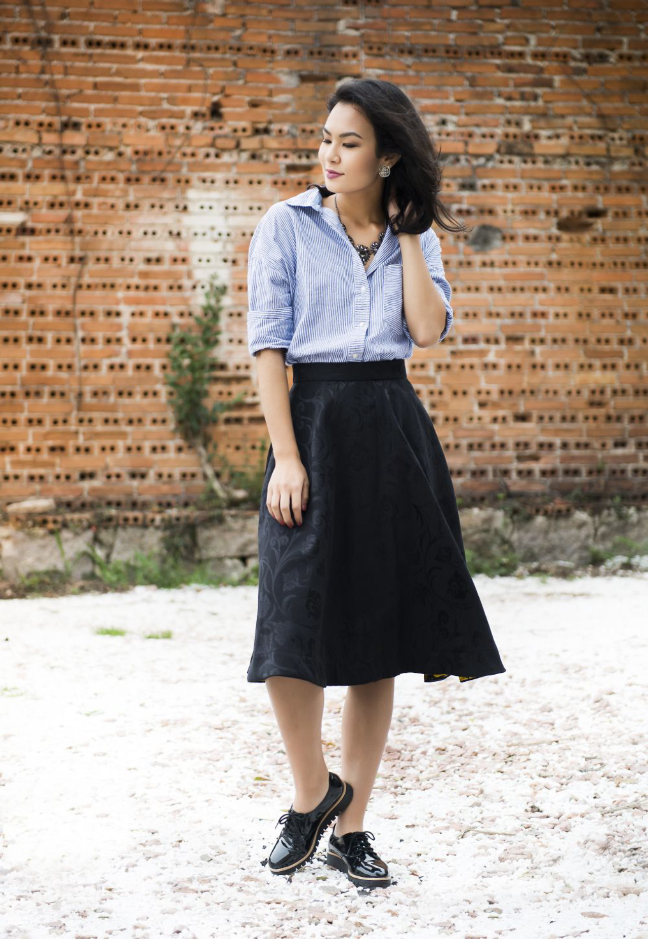 saia midi tricot com tenis preto