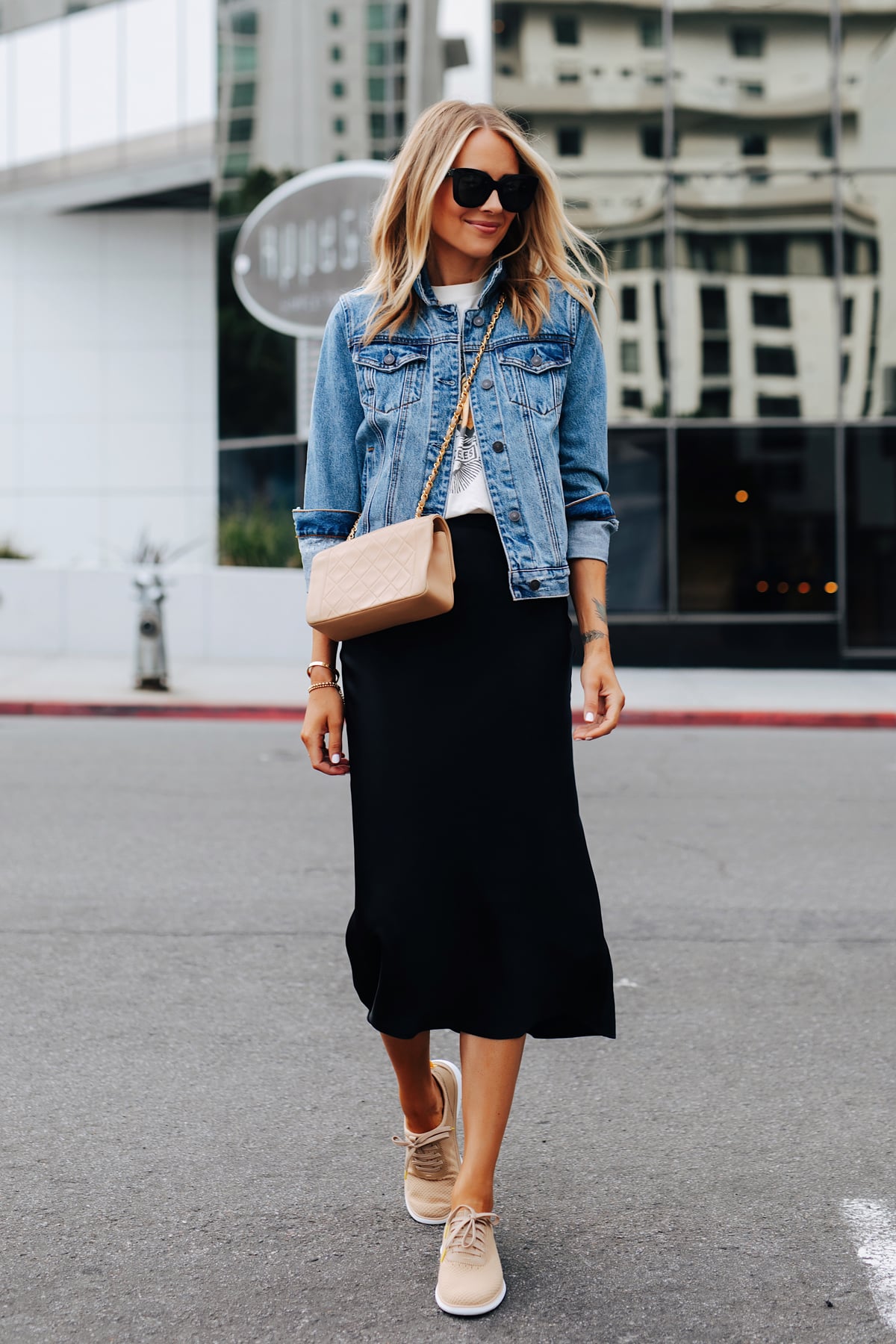 acessórios para look saia midi tenis