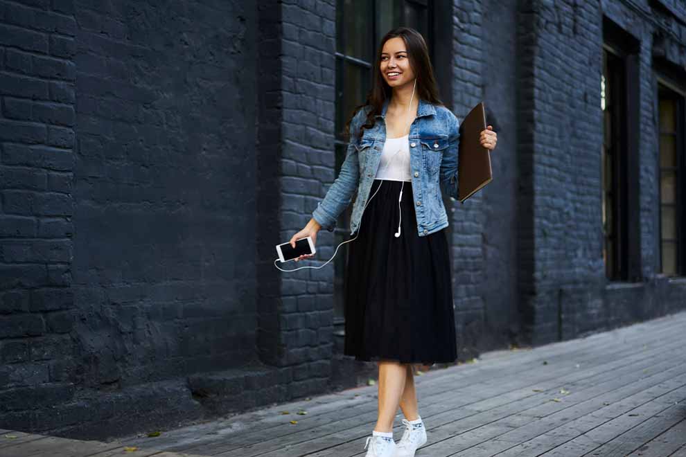 saia midi com tenis como combinar