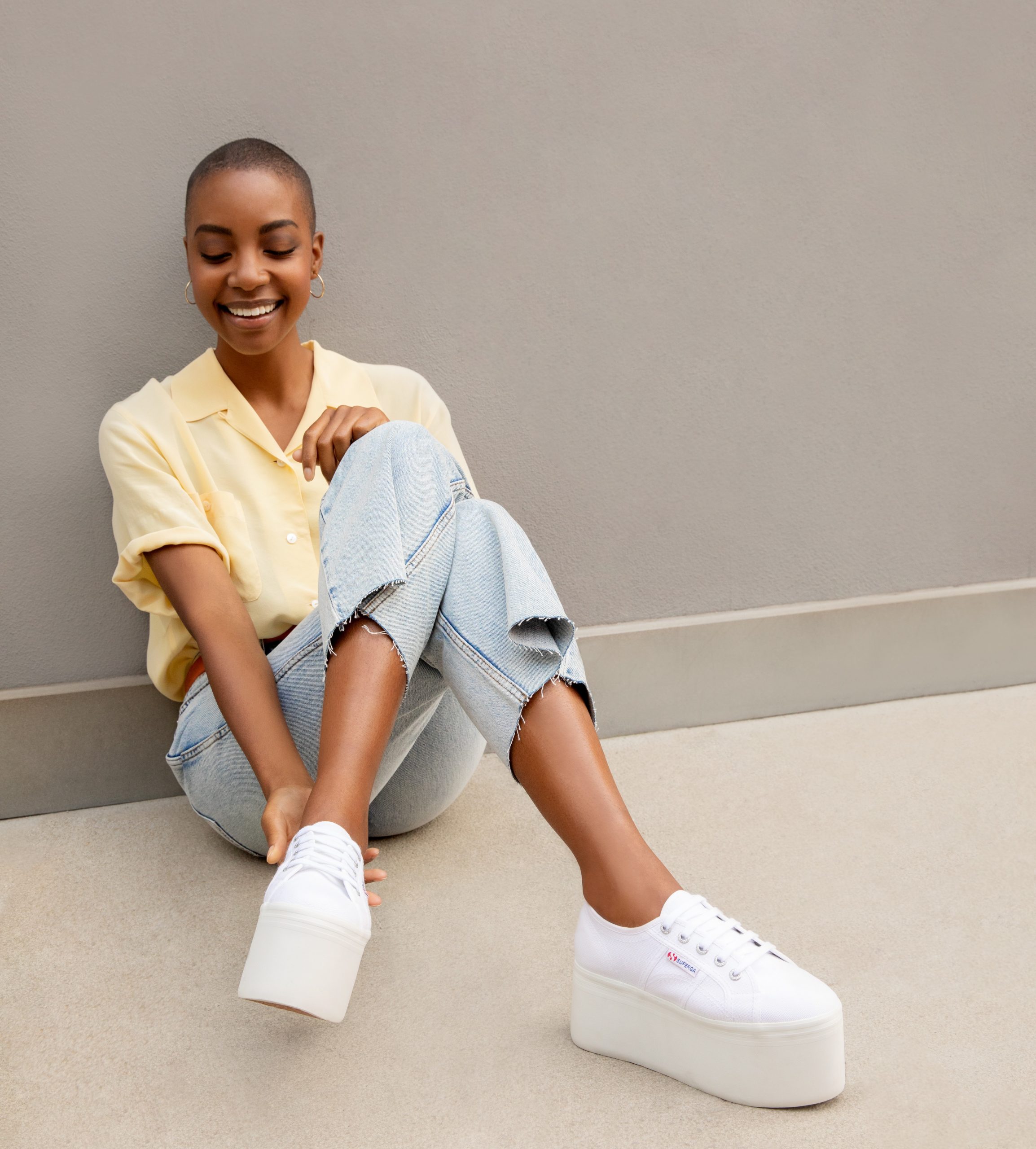 tenis casual com saia midi