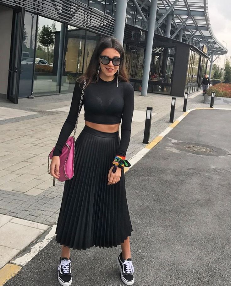 tenis preto feminino saia midi trabalho