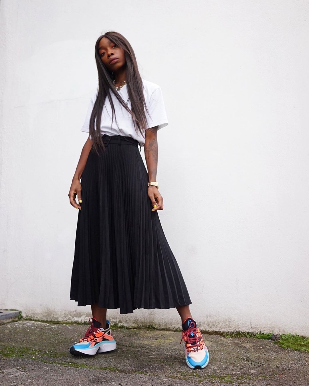 saia midi jeans com tenis preto