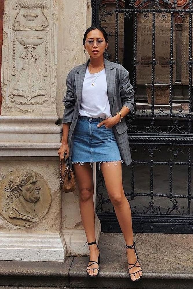 como valorizar a silhueta com saia jeans e bota