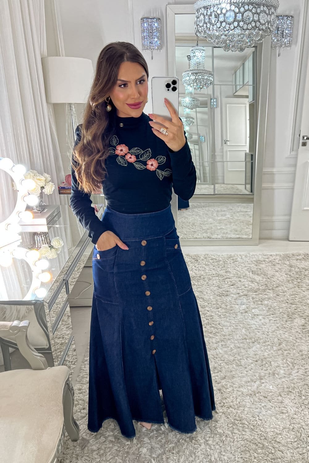 looks estilosos com saia jeans e botas femininas