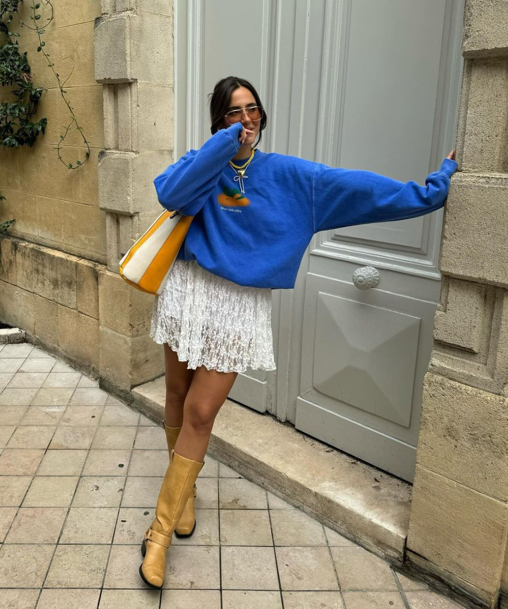 como valorizar a silhueta com saia jeans e bota