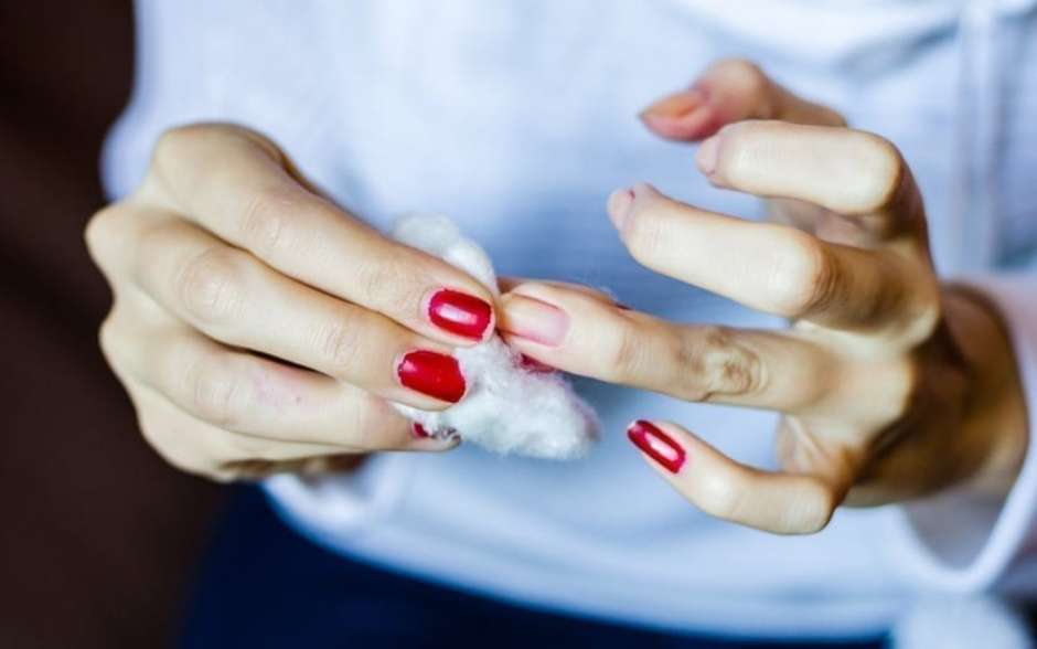 retirar esmalte em gel com acetona pura