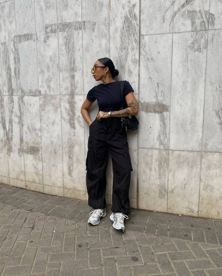como usar calça wide leg com tênis branco