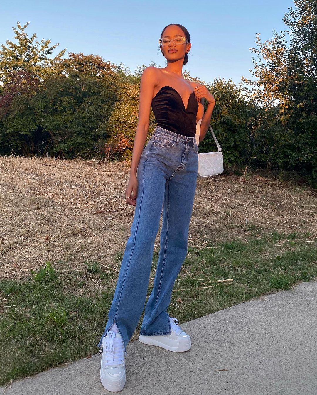 como usar calça wide leg com tênis branco