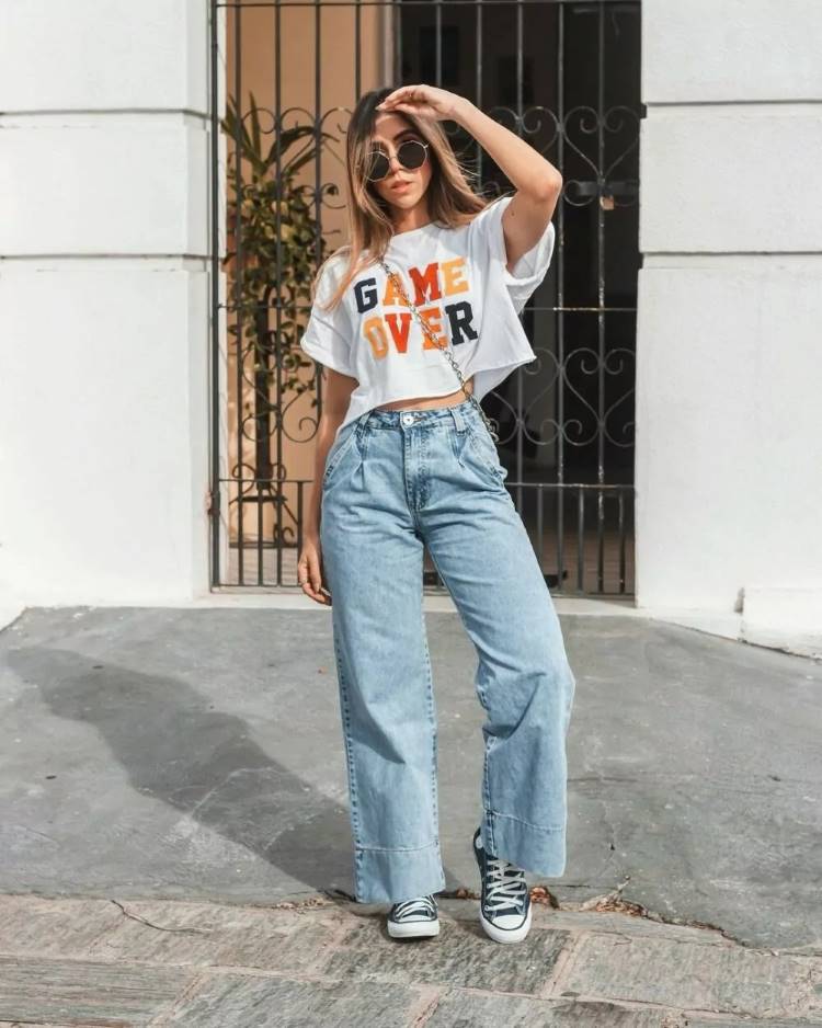 calça wide leg jeans com tênis