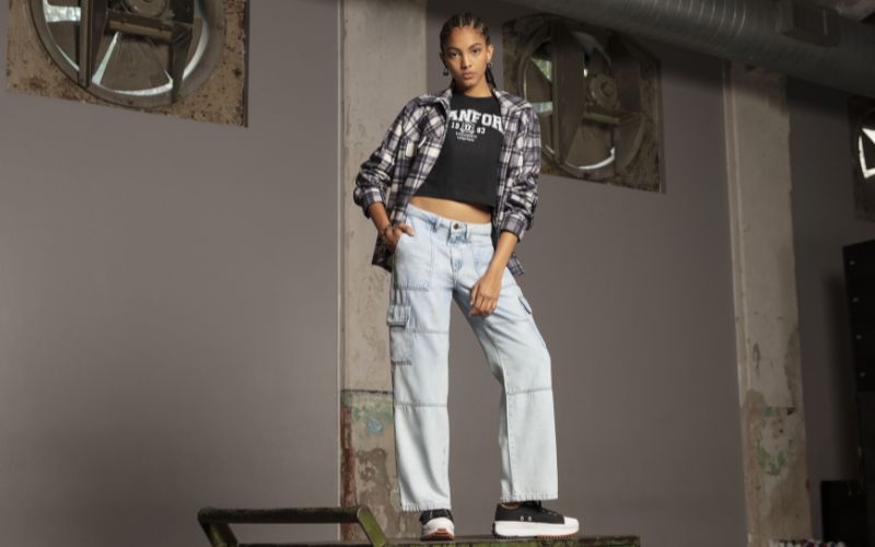 calça wide leg com tênis para trabalhar