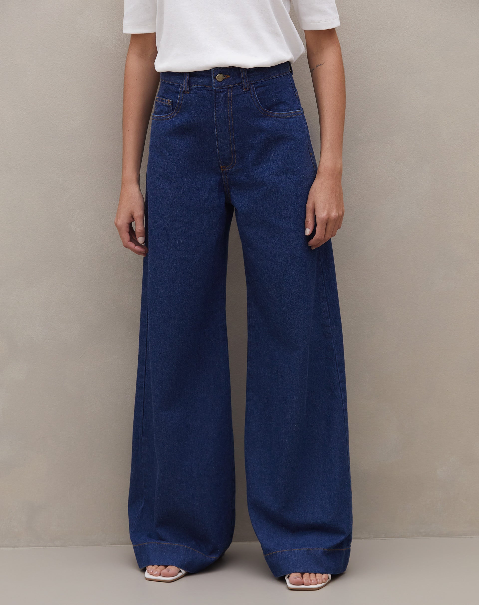 como usar calça wide leg com tênis branco