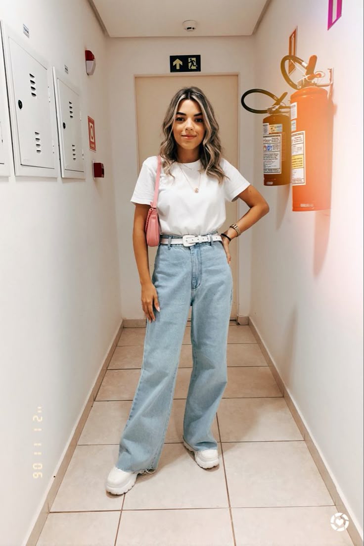 calça wide leg com tênis e cropped