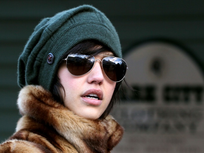 como posicionar gorro feminino