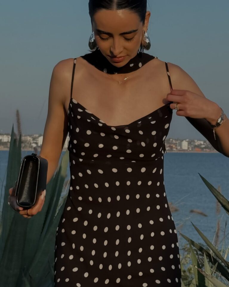 como usar lenço no pescoço com vestido longo