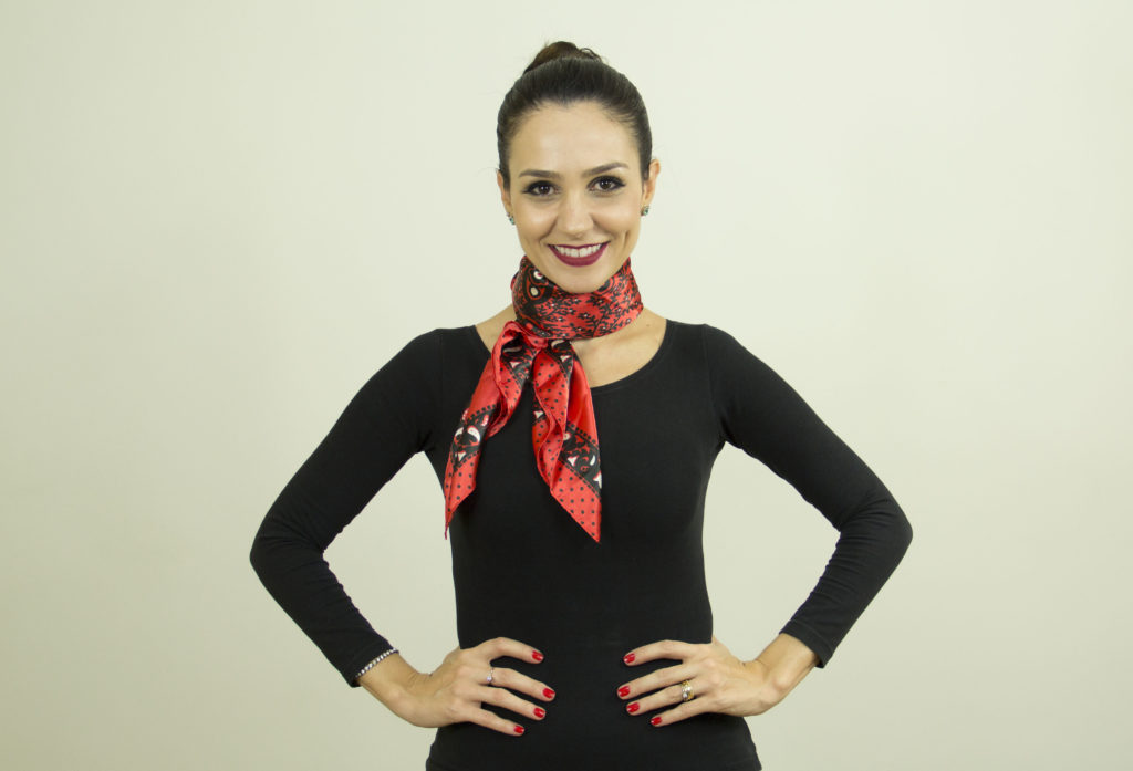 como usar lenço no pescoço com vestido longo