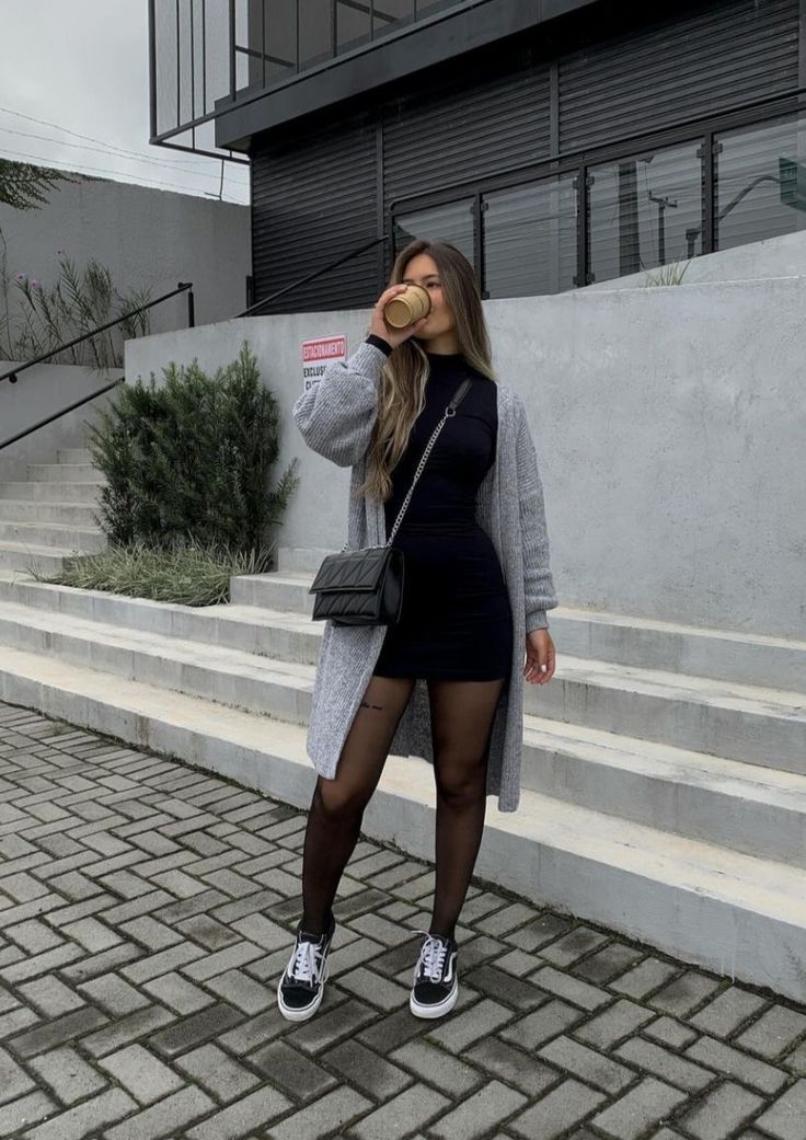 vestido justo com tênis meia
