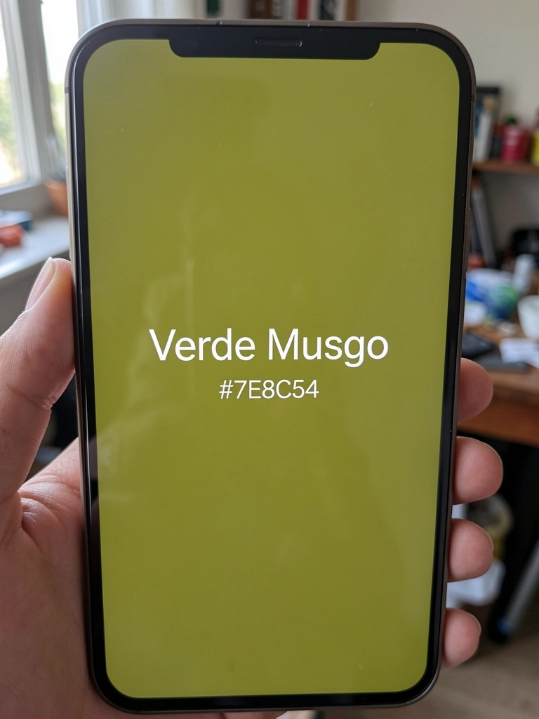 Sofá verde musgo em sala de estar com paredes claras e mesa de centro de madeira