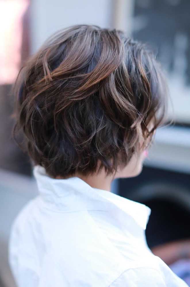 corte de cabelo curto repicado em camadas