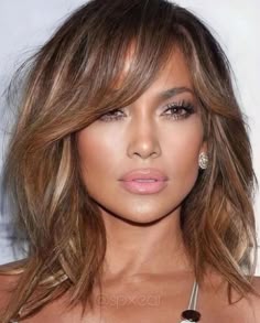 cabelo na altura dos ombros