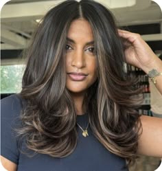 cabelo na altura dos ombros
