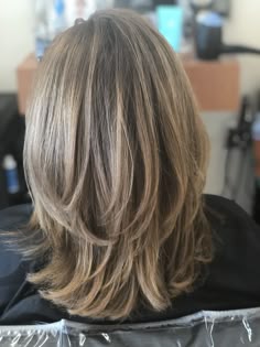 corte médio cacheado
