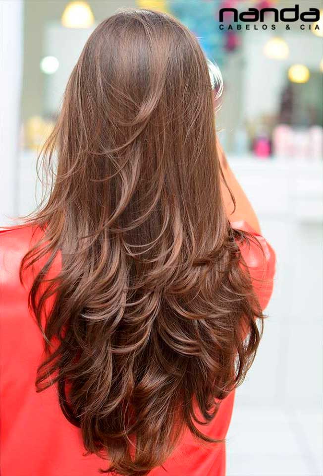 corte em v para cabelo médio