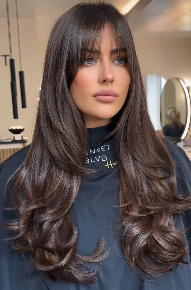 melhores cortes para valorizar rosto redondo cabelo longo