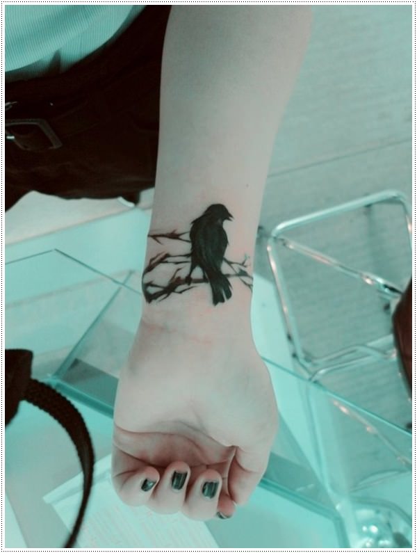 tatuagem corvo feminina