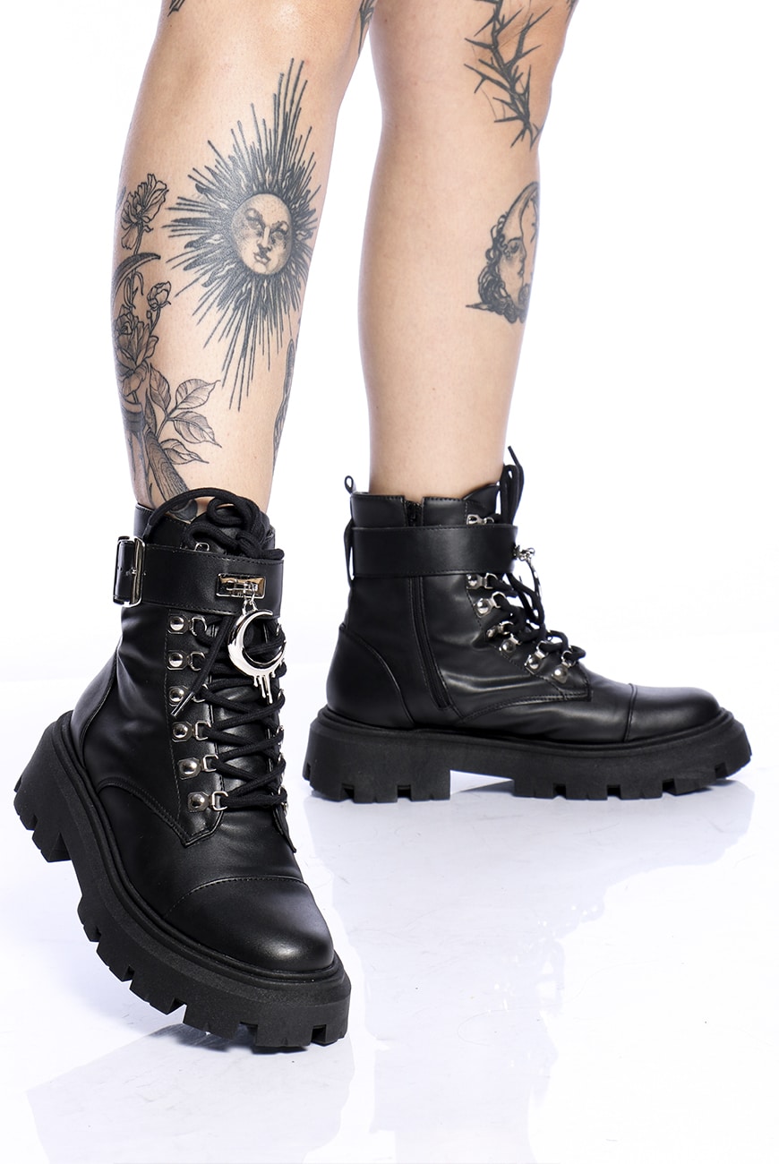 coturno feminino preço acessível