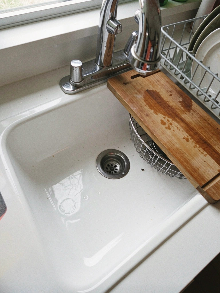 Cuba gourmet de inox com cesto, tábua de corte e escorredor acoplados.