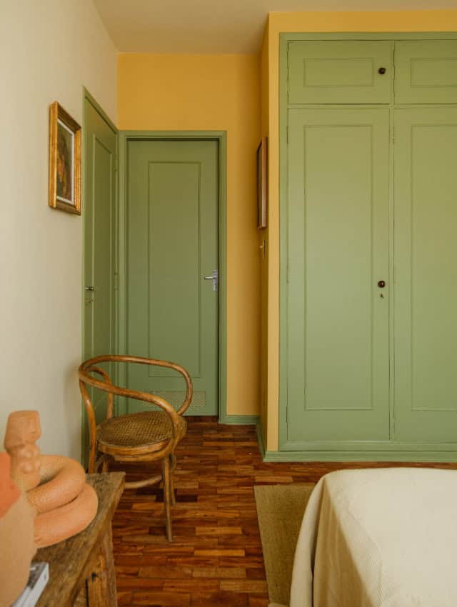 sala com detalhes verde e amarelo