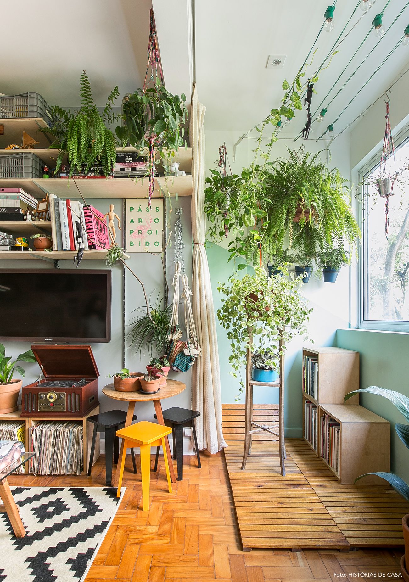 sala de estar verde e amarela moderna