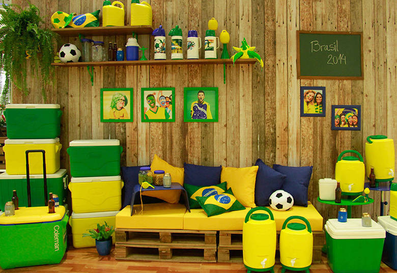sala com detalhes verde e amarelo