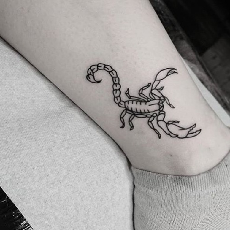 tatuagem escorpião minimalista