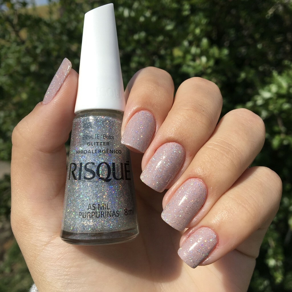 aplicação de glitter em unhas