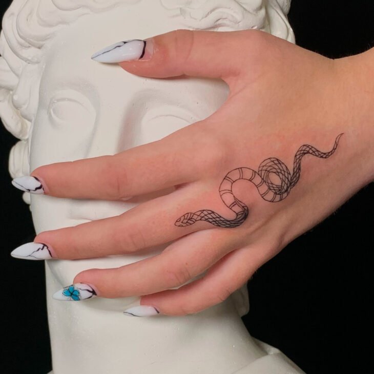 cobra enrolada no braço tatuagem feminina