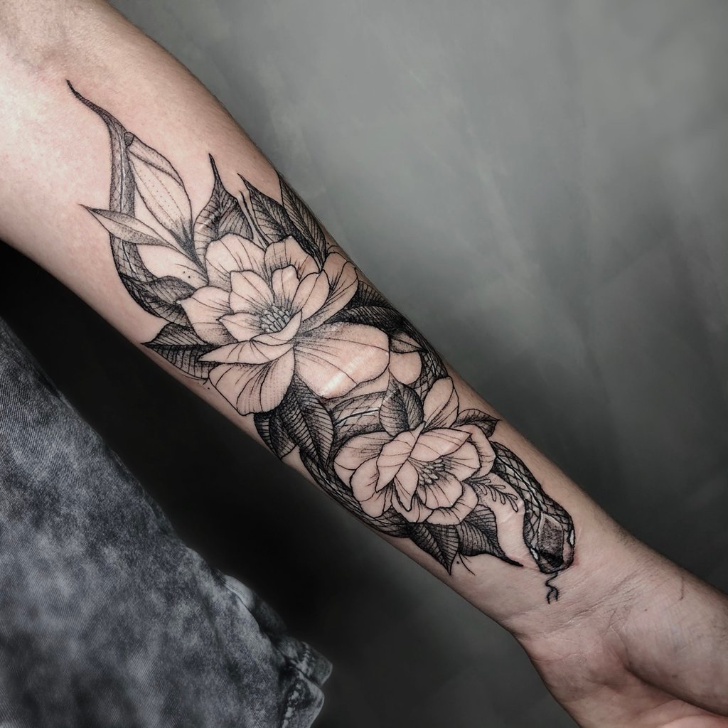 tatuagem realista cobra feminina