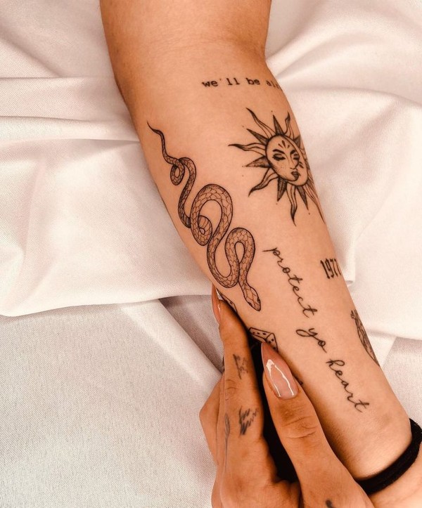 cobra com flores tatuagem braço