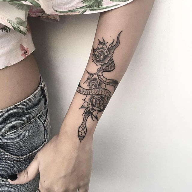 tatuagem blackwork cobra feminina