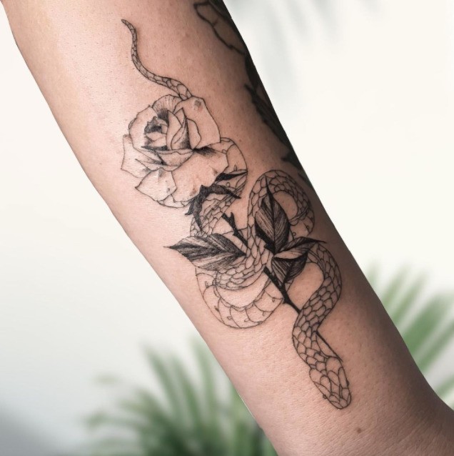 tatuagem de serpente feminina antebraço