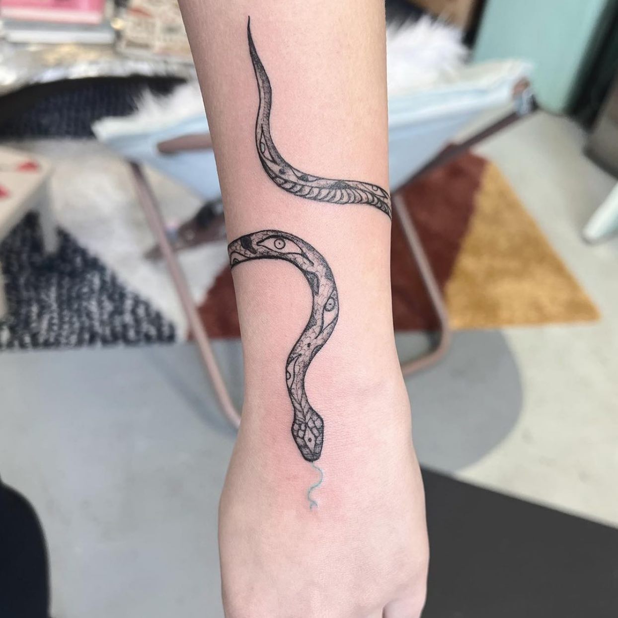 tatuagem minimalista cobra braço