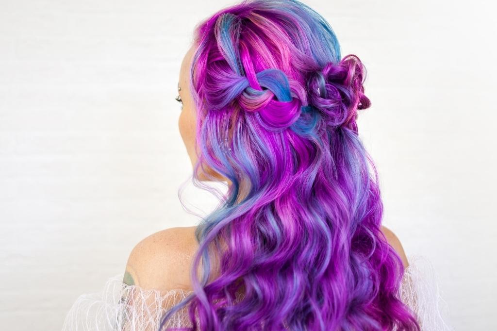 penteado com presilha fúcsia