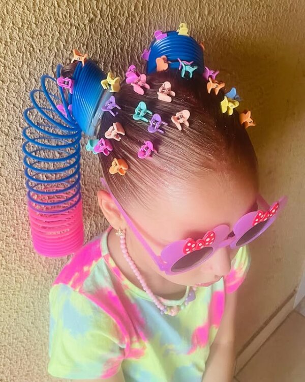 fúcsia no cabelo castanho