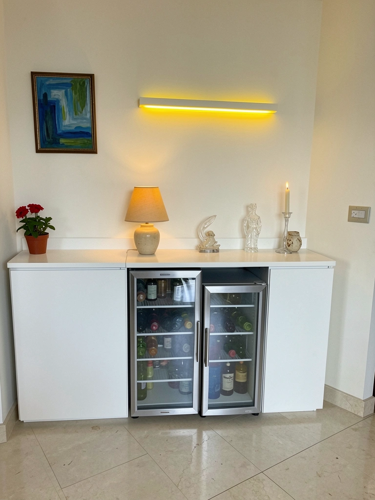 Abajur sobre mesa de madeira com fita de LED na parede ao fundo criando luz indireta.